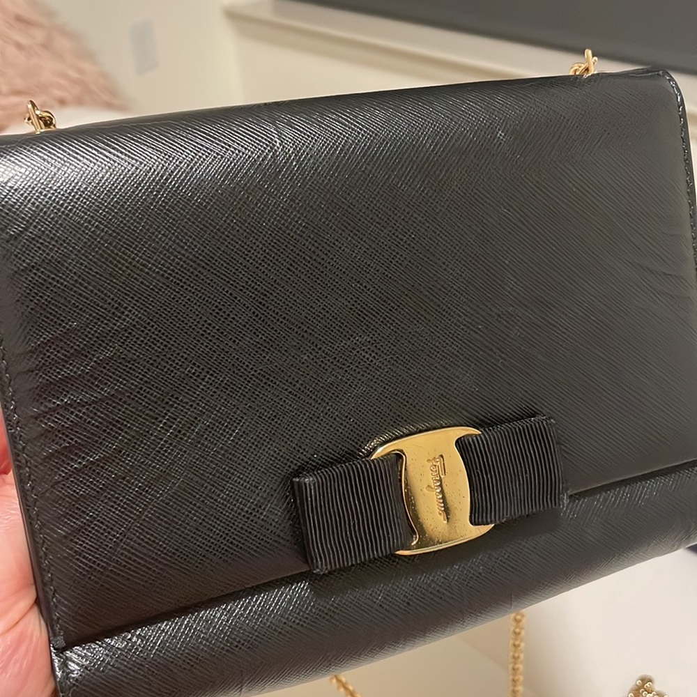 Small leather bag with gold chain